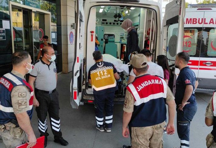 Siirt'te insan kaçakçıları jandarmayla çatıştı: 2 ölü, 10 yaralı Siirt'te insan kaçakçıları jandarmayla çatıştı: 2 ölü, 10 yaralı