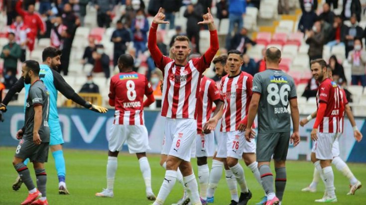 Sivasspor, Karagümrük'ü 4-0 yendi Sivasspor, Karagümrük'ü 4-0 yendi