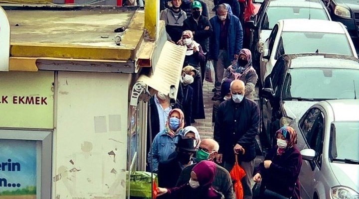 'Son 10 yılda Halk Ekmek büfeleri önünde böyle kuyruklar hiç olmamıştı'