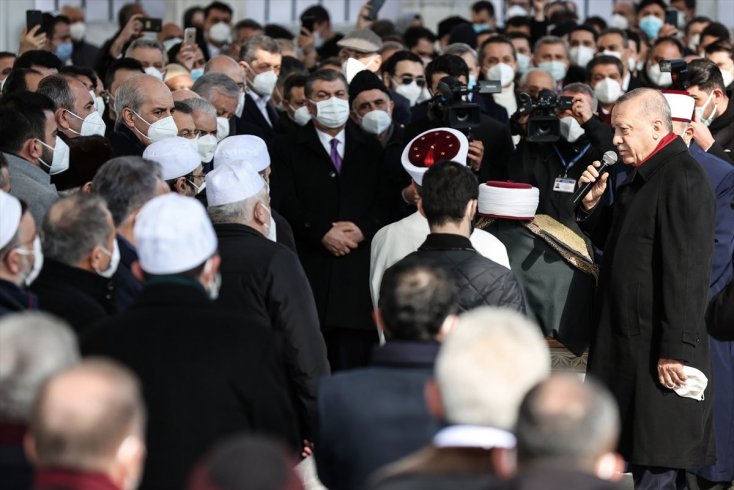 Sürekli sosyal mesafe uyarısı yapan Bakan Koca'nın kalabalık cenazedeki görüntüsü tepki çekti: 'Dalga mı geçiyorsunuz?'