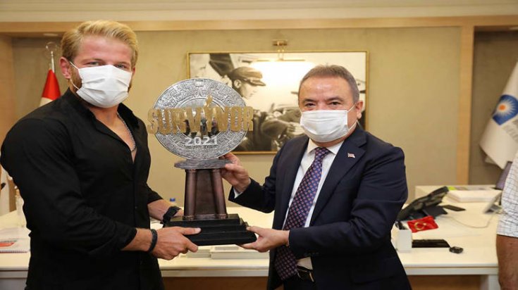 Survivor Şampiyonu İsmail Balaban, Antalya Büyükşehir Belediye Başkanı Muhittin Böcek’i ziyaret etti