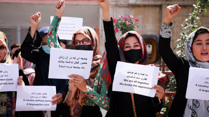 Taliban, özel üniversitelerde eğitim gören kız öğrencilerine peçe takma zorunluluğu getirdi Taliban, özel üniversitelerde eğitim gören kız öğrencilerine peçe takma zorunluluğu getirdi