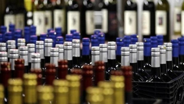 Tekelcilerden hafta sonu içki satış yasağına tepki: Yasal olarak bir yasak getiremiyorlar, biz de sözlü yasakları tanımıyoruz Tekelcilerden hafta sonu içki satış yasağına tepki: Yasal olarak bir yasak getiremiyorlar, biz de sözlü yasakları tanımıyoruz
