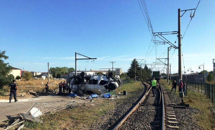 Tekirdağ'da tren minibüse çarptı: 6 kişi hayatını kaybetti
