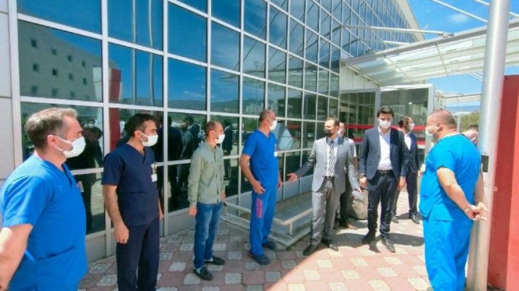 Tepki çeken fotoğraf: Sağlıkçılar AKP’li başkanın önünde hazır kıta böyle bekledi