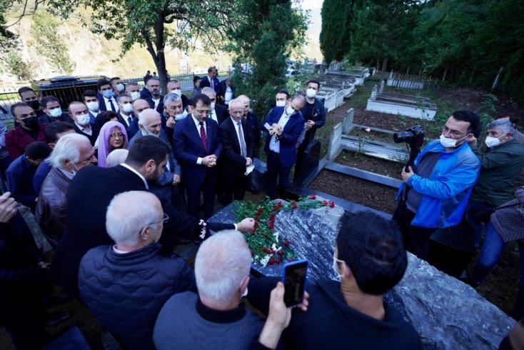 Türk futbolunun efsanesi Özkan Sümer mezarı başında anıldı