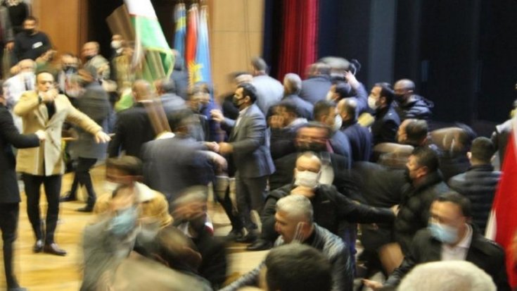 Türkeş anmasında ülkücüler birbirine girdi Türkeş anmasında ülkücüler birbirine girdi