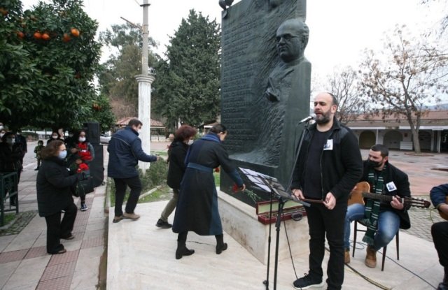 Uğur Mumcu, Efes Selçuk’ta kırmızı karanfillerle anıldı Uğur Mumcu, Efes Selçuk’ta kırmızı karanfillerle anıldı