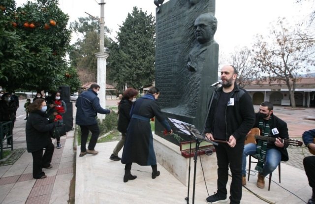 Uğur Mumcu, Efes Selçuk’ta kırmızı karanfillerle anıldı