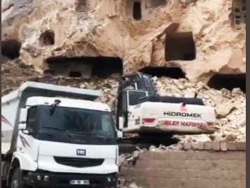 Ürgüp'te doğa katliamı: Dünya Mirası Listesi’nde yer alan tarihi mağaralara iş makinaları girdi! Ürgüp'te doğa katliamı: Dünya Mirası Listesi’nde yer alan tarihi mağaralara iş makinaları girdi!