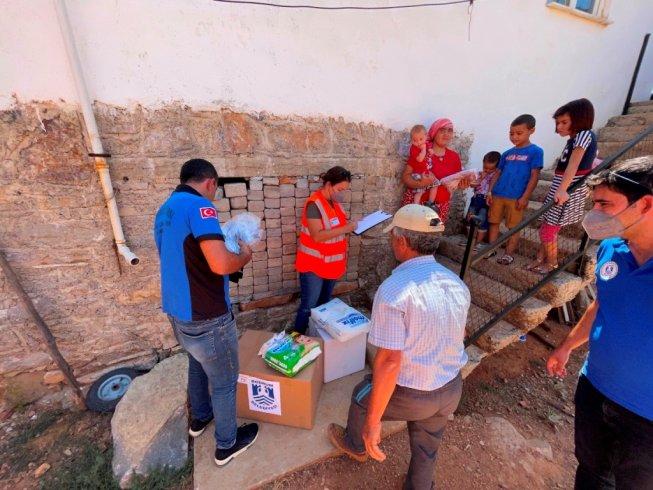 Yangından etkilenen Bodrum halkına acil ihtiyaç paketleri teslim edildi