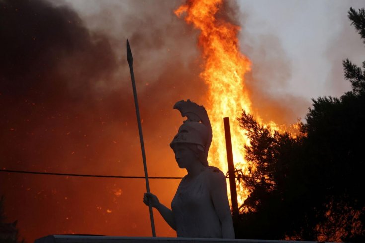 Yunanistan'da yangından canlı yayın yapan ekibe saldırı