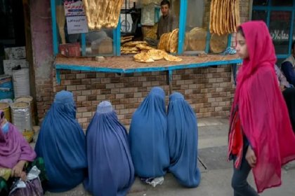 Afganistan'da yeni eğitim döneminde, kız öğrenciler ortaokula geri dönemeyecek