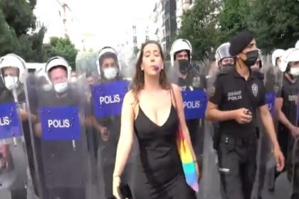 Alman sanatçı Onur Yürüyüşü'nde polislerin önünde dans ederek yürüdü
