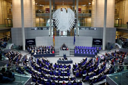 Almanya'da milletvekillerine ayda bin euroyu aşan ek gelirlerini kuruşu kuruşuna beyan etme zorunluluğu getirildi