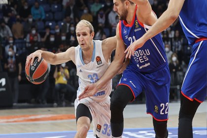 Anadolu Efes 79 - Zenit: 90