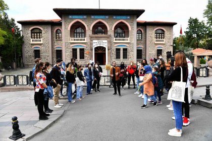 Ankara Büyükşehir Belediyesi'nden başkente okumaya gelen öğrencilere kent gezisi