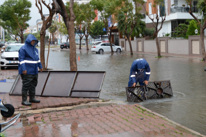 Antalya Büyükşehir Belediyesi fırtına ve yağmurda seferber oldu