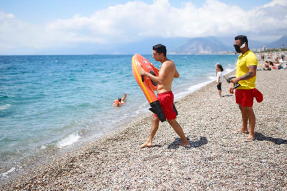 Antalya Büyükşehir Belediyesi'nden Türkiye'de ilk: Robot cankurtaran hizmeti hayata geçti