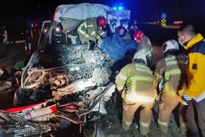 Bandırma'da işçi taşıyan minibüs ile TIR çarpıştı: 3 ölü, 9 yaralı