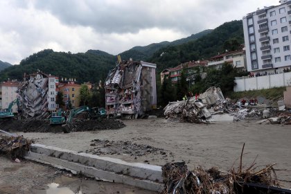 Batı Karadeniz'de selden etkilenen bölgelere elektrik verildi