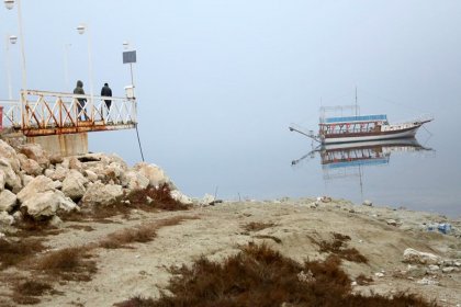 Burdur Gölü'nde su çekildi, iskele ortada kaldı