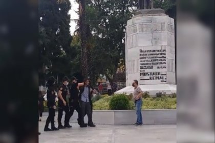 Bursa'da Atatürk heykeline çekiçle saldıran kişi gözaltına alındı