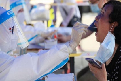 Çin'in Vuhan kentinde yeni koronavirüs vakaları nedeniyle herkese test yapılacak