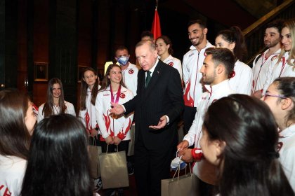Erdoğan'dan cimnastikçilere: Madalyaları çaldırmayın ha