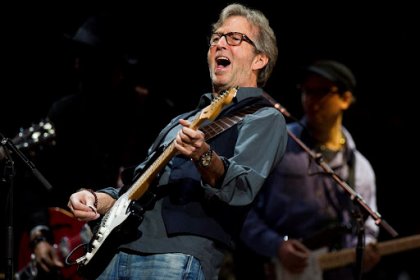 Eric Clapton, aşı zorunluluğu olan salonlarda konser vermeyeceğini söyledi