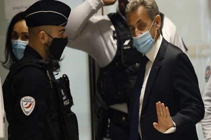 Eski Fransa Cumhurbaşkanı Sarkozy'ye seçim kampanyasını yasa dışı finansmandan 1 yıl hapis cezası
