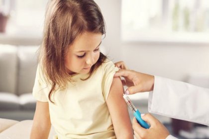 'Görünen o ki küçük çocuklara uygun bir aşı gecikecek, aileler en az 3 doz aşılanmalı'