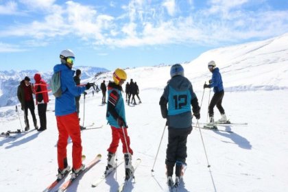 Hakkari’nin dağları kayak severleri ağırlıyor