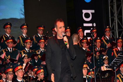 Haluk Levent, Rus Kızılordu Korosu ile konser verdi