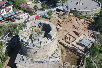 Hıdırlık Kulesi çevresindeki arkeolojik kazı çalışması genişliyor