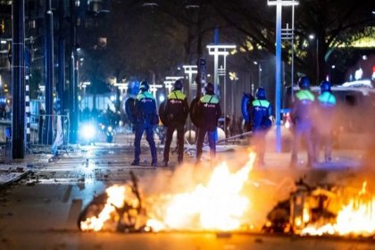Hollanda'da Covid önlemleri protestosu çatışmaya dönüştü, polis göstericilere ateş açtı: 7 yaralı, onlarca gözaltı
