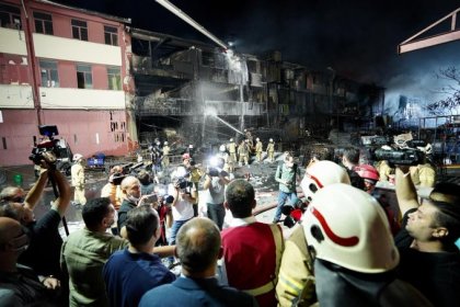İBB Başkanı Ekrem İmamoğlu, Başakşehir İkitelli Çevre Oto Sanayi yangını hakkında bilgilendirme yaptı