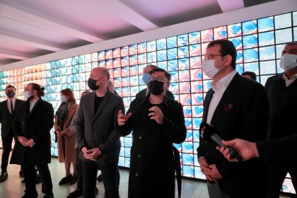 İmamoğlu, Refik Anadol'un 'Makine Hatırları: Uzay' sergisini gezdi: Müthiş bir rehabilitasyondu