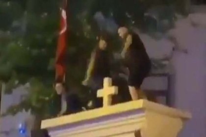 İstanbul'da kilisenin kapı duvarına çıkan 3 kişi gözaltına alındı