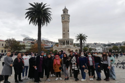 İzmir Büyükşehir Belediyesi'nden barınma desteği sunulan üniversitelilere kent turları