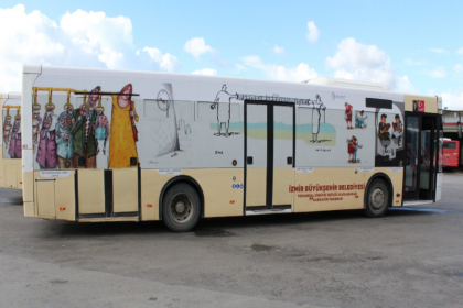 İzmir'de cinsiyet eşitliği mesajları otobüslerle yollarda