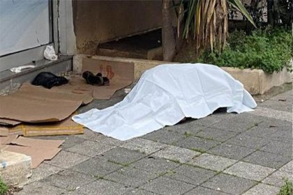 Kadıköy'de evsiz bir yurttaş donarak yaşamını yitirdi