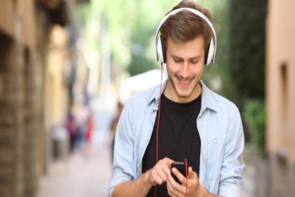 'Kulaklıkla 8 saatten fazla müzik dinlemek işitme sağlığına zararlı'