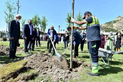 Mansur Yavaş, Dünya Mülteciler Günü kapsamında düzenlenen ağaç dikme etkinliğine katıldı