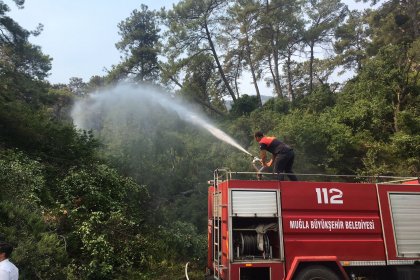 Marmaris'te yangın söndürme çalışmaları devam ediyor