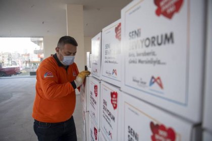 Mersin Büyükşehir Belediyesi'nden iş yerleri kapalı 5 bin 785 esnafa gıda kolisi