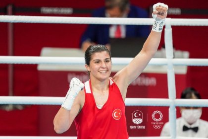 Milli boksör Busenaz Sürmeneli Olimpiyat şampiyonu oldu