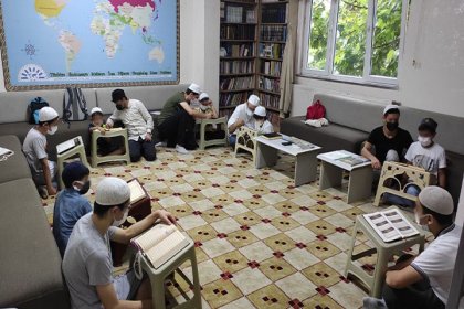 Okullar Saadet Partisi’nin gençlik kolu AGD için Kuran kursuna dönüştürüldü
