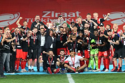 Şampiyon Beşiktaş Ziraat Türkiye Kupası’nı törenle aldı