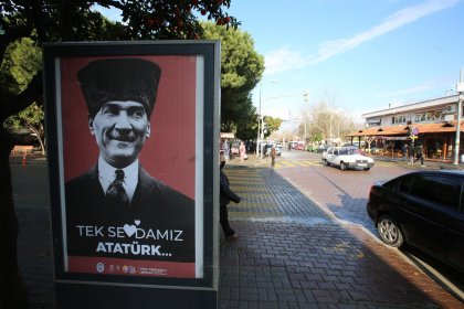 Selçuk Belediyesi, izinsiz asılan 'Love Erdoğan' afişlerini kaldırdı, yerine 'Tek sevdamız Atatürk' afişleri asıldı